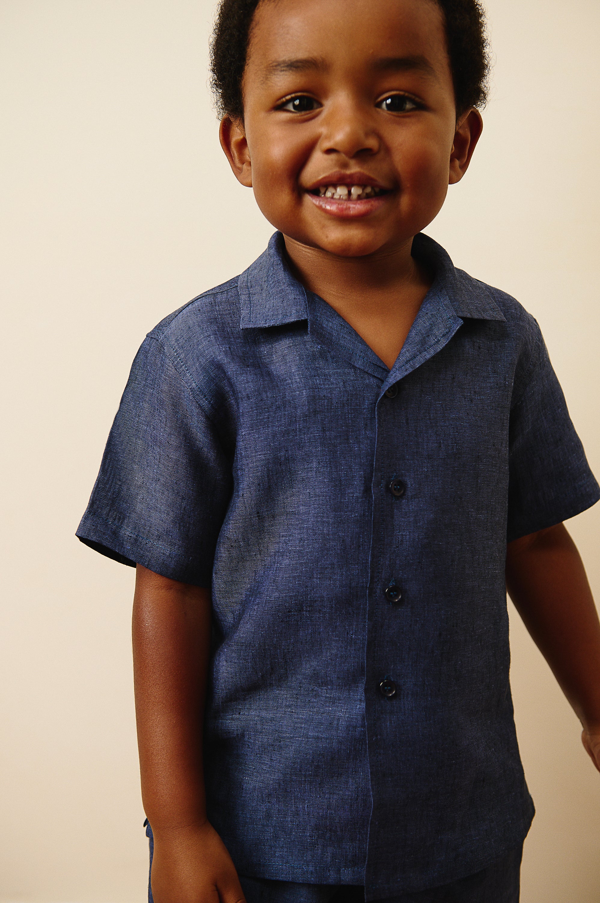 The Porto Short-Sleeve Linen Shirt in Midnight Blue