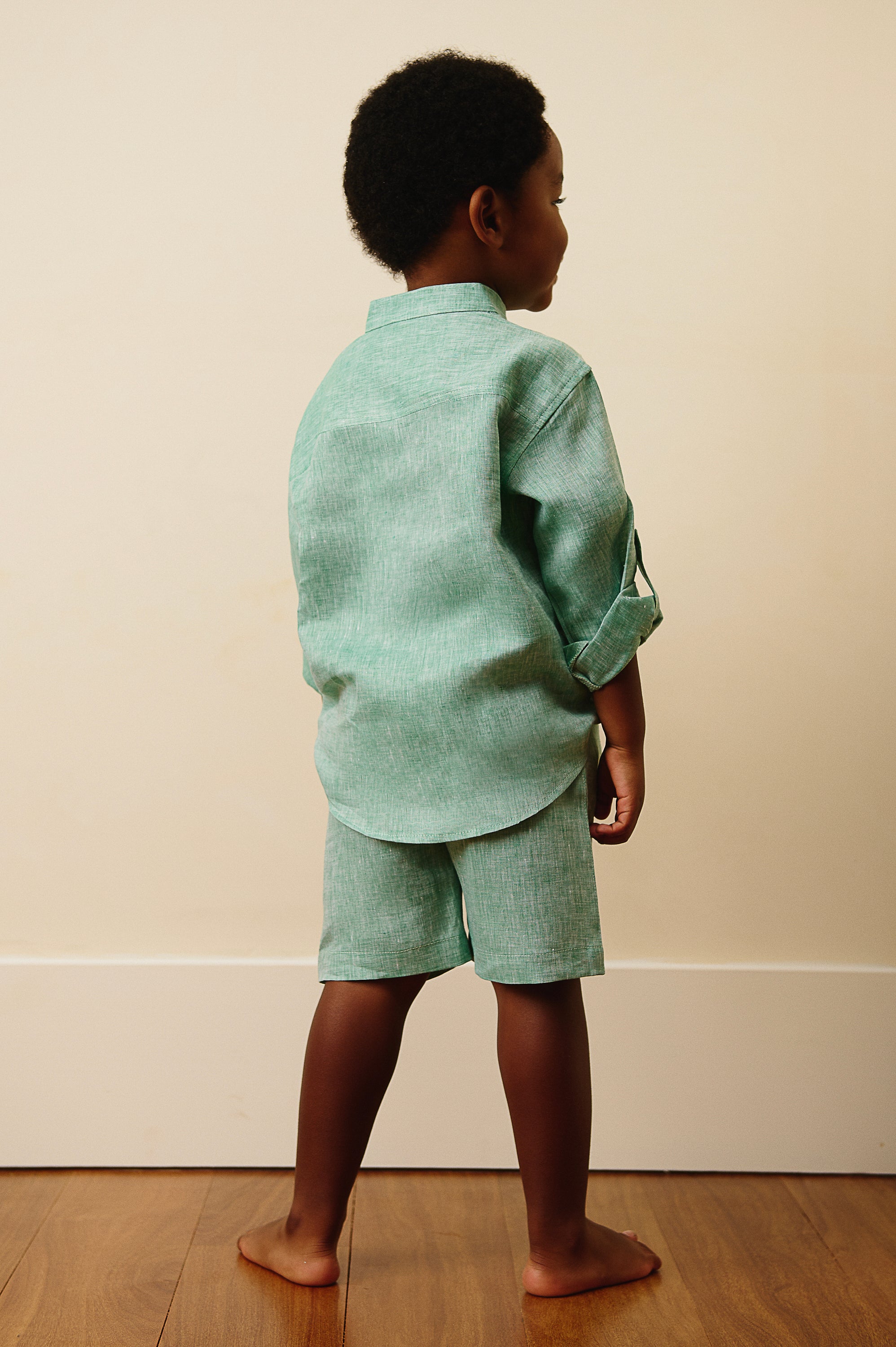 The Porto Linen Shorts in Cactus Green